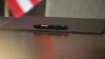 Kim Trampın qələmindən niyə imtina etdi?