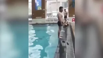 Мужчина страшно ударился о камень при попытке совершить сальто в бассейне