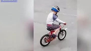 Мама сняла, как сын катается на велосипеде, но за ребёнком следила не только она