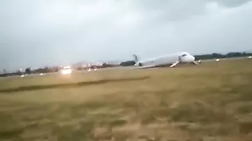 Самолет, совершивший аварийную посадку в аэропорту в Киеве, сняли на камеры