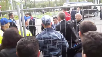 В Москве ОМОН не узнал Марадону и не пускал его на парковку