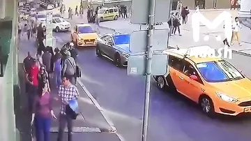 Появилось видео наезда таксиста на пешеходов в центре Москвы
