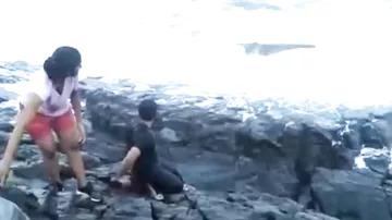 Туристы сняли, как их друг погиб, делая селфи на популярном пляже в Гоа