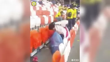 Болельщики сборной Японии после матча убрали весь мусор со стадиона