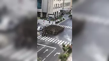 Военнослужащие промаршировали в центре Баку
