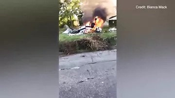 Очевидцы снимали на видео догорающий самолёт, когда из него вылез подросток