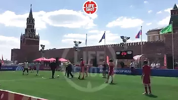 Путин сыграл в футбол на Красной площади