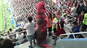 Болельщик в кокошнике подрался с динозавром на матче чемпионата мира