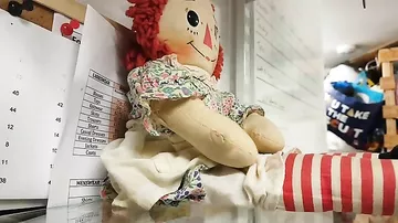 Работники магазина засняли на видео одержимую дьяволом куклу