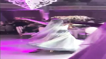 Танец матери на свадьбе в Баку расстрогал всех гостей