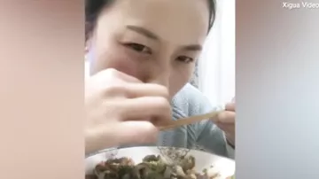 Девушка сняла, как ест живого краба, но перед смертью бедняга успел её проучить