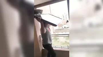 Расстроенный аргентинский болельщик выбросил свой телевизор с балкона после поражения сборной