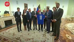 Легенды мирового футбола подарили Путину майку с номером 11