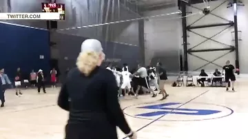 Массовая драка между судьей и баскетболистами попала на камеры