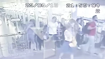 Пассажир московского метро попытался скатиться по перилам и умер
