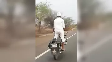 Пожилой мотоциклист показал окружающим невероятные трюки