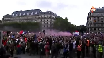 Парижане отмечают победу сборной Франции в 1/2 финала ЧМ-2018