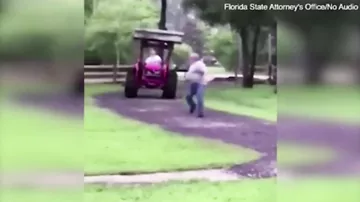 Обезумевший старик на тракторе пытался задавить соседа
