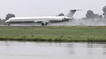 Видео аварийной посадки самолета в Киеве