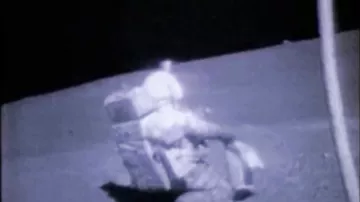 NASA показала неуклюжие падения астронавтов на Луне