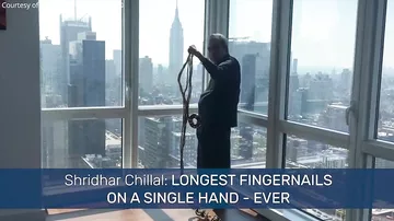 Обладатель самых длинных ногтей в мире отрезал их после 66 лет отращивания