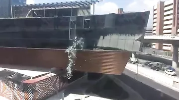 Момент обрушения торгового центра в Мехико попал на камеры