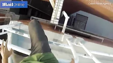 Житель Гонконга снял на видео прогулку по краю крыши небоскреба