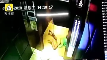 "Призрак" ударил маленькую девочку о дверь лифта