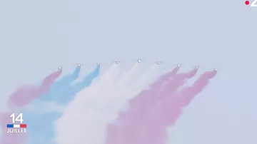 В Париже группа пилотов на Дне взятия Бастилии перепутала цвета национального флага