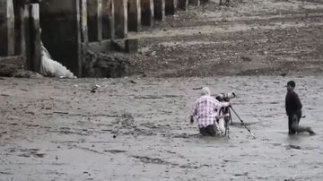 Рыбак спас пожилую пару увязшую в грязи