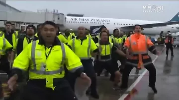 Работники аэропорта встретили чемпионов мира Новую Зеландию зажигательным танцем Хака