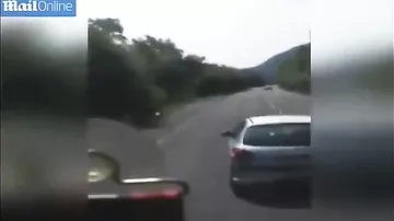 Дальнобойщик спас водителя легковушки, заснувшего за рулем