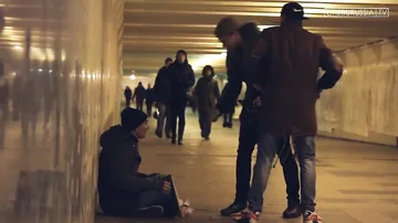 Бездомный пьяница vs. потерявшиеся братья социальный эксперимент