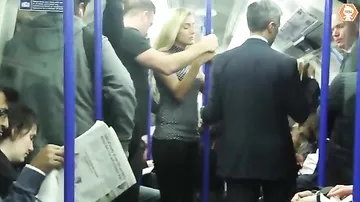 В метро к девушке начал приставать незнакомец, вот как отреагировали люди