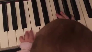 Полугодовая дочка Кети Топурия сыграла первый этюд на пианино