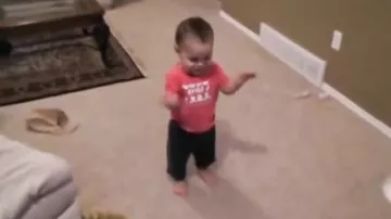 Малыш танцует сальсу