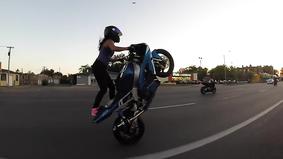 Motosklet üzərində akrobatika edən qız