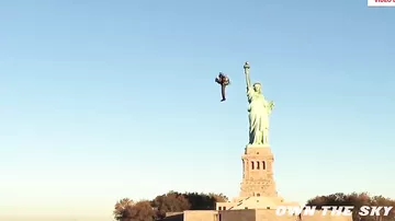 Полет на джетпаке рядом со Статуей Свободы