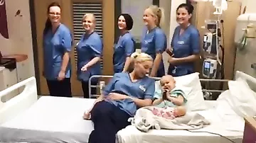 Медсестры сделали сюрприз малышке, больной раком