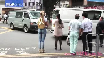 Девушка прошлась по Гонконгу в одном нижнем белье