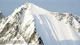 Лыжник чудом выжил после падения с горы на Аляске