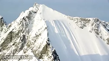 Лыжник чудом выжил после падения с горы на Аляске