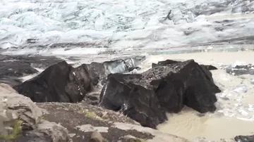 Уникальное видео: туристы засняли момент рождения двух айсбергов