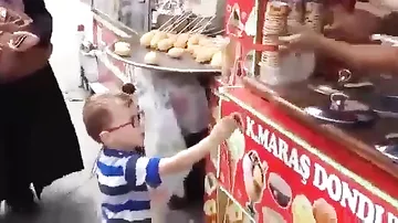 Турецкий мороженщик виртуоз шутит над мальчиком