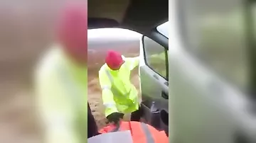 Шотландец пытается закрыть дверь автомобиля во время штормового ветра