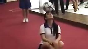 Девушка показывает фристайл с мячом