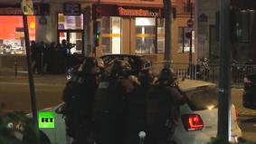 Полицейские эвакуируют выживших из театра «Батаклан»