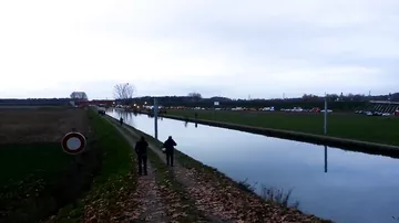 Во Франции скоростной поезд упал в реку