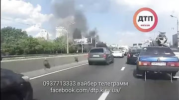 В Киеве среди трассы загорелось авто