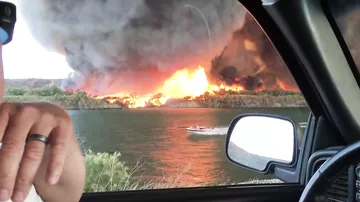 Американцы сняли на видео превращение огненного вихря в водяной смерч